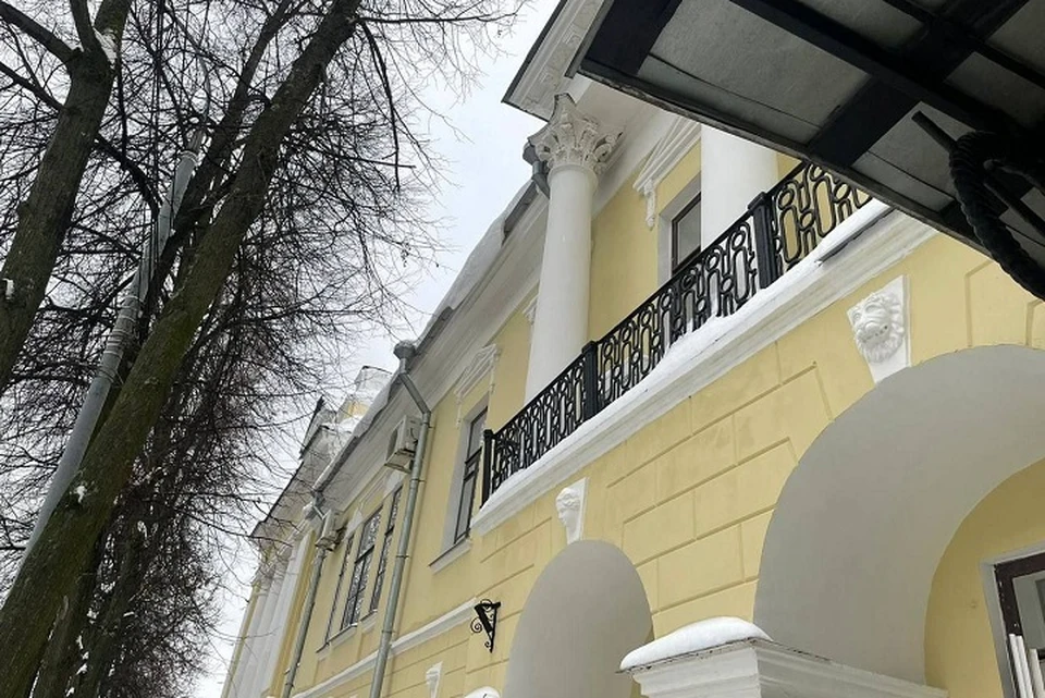 В Ярославле с крыши здания на девочку упал снег.