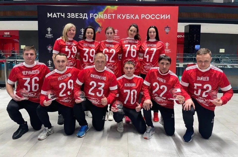 Иван Чернышев (крайний слева в нижнем ряду) в команде лучших учителей физкультуры страны.