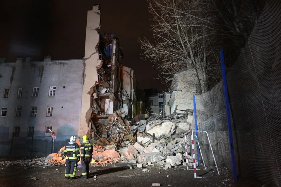 Очевидцы рассказали об обрушении дома на Гороховой улице в центре Петербурга.