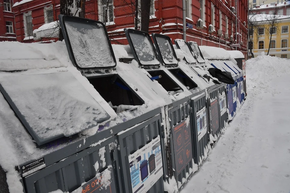 В Новосибирске в элитном ЖК завалили мусором припаркованный «Субару Форестер».