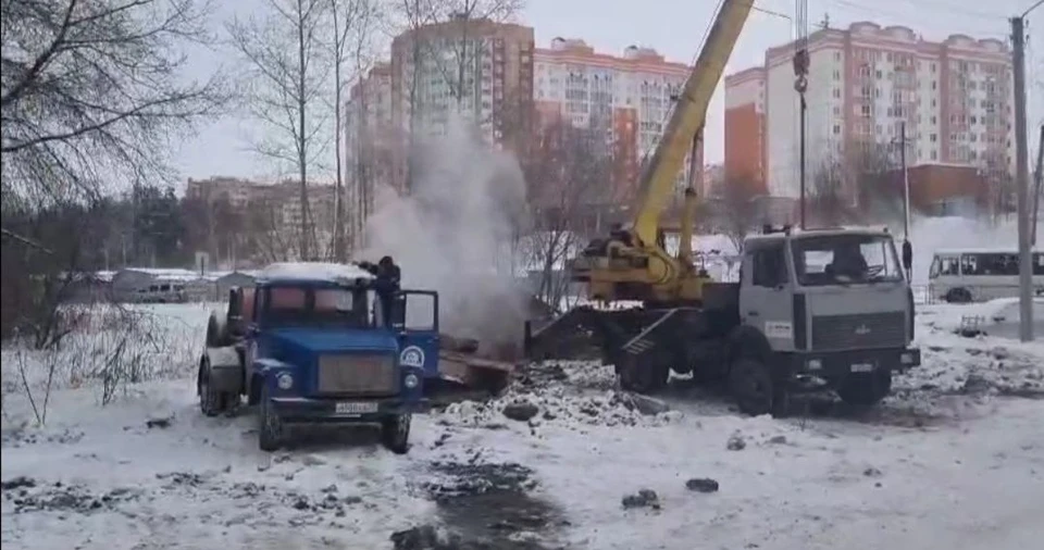 Ресурсники обещают убрать наледь, которая образовалась из-за работ. Фото: скриншот видео мэрии Томска