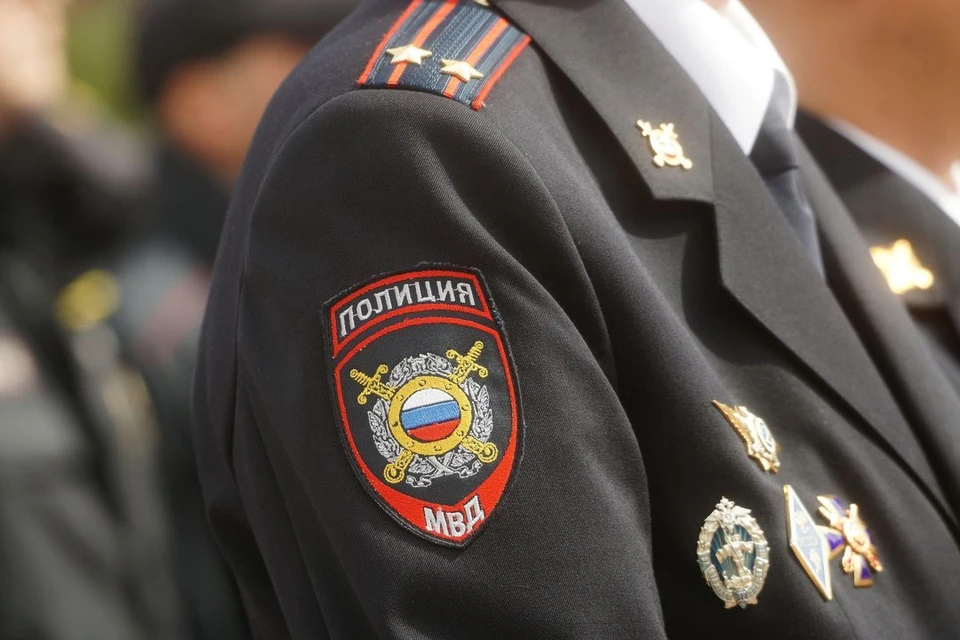 В Новосибирске в ТЦ на площади Маркса толпой избили человека.