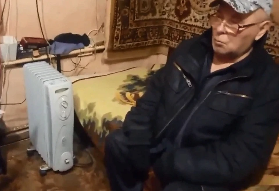 Пенсионеры ходят дома в куртках и перчатках. Скриншот с видео, ОНФ по Ярославской области