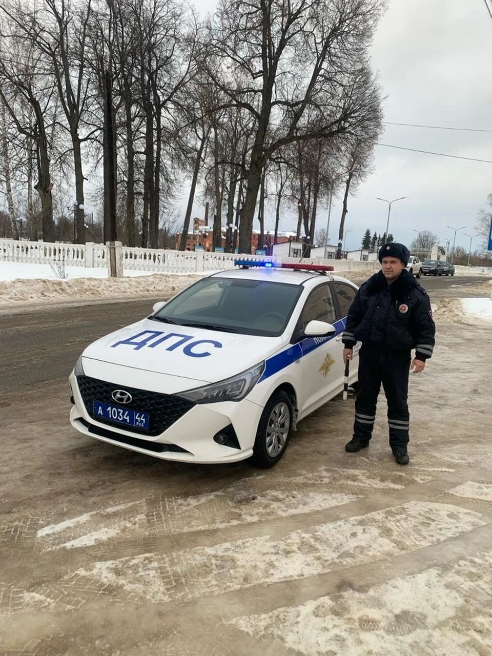 В Костромской области замерзающего на трассе мужчину спас экипаж ДПС - KP.RU