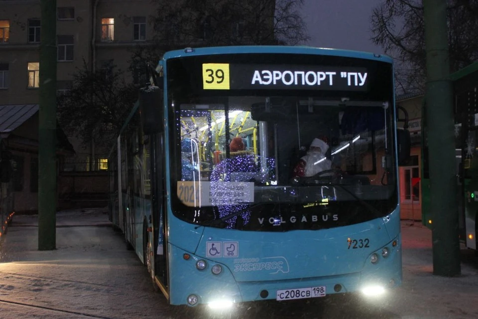 Новые автобусы с принтером для печати посадочных талонов и табло с информацией о перелетах скоро запустят до Пулково. Фото: t.me/transportniytseh