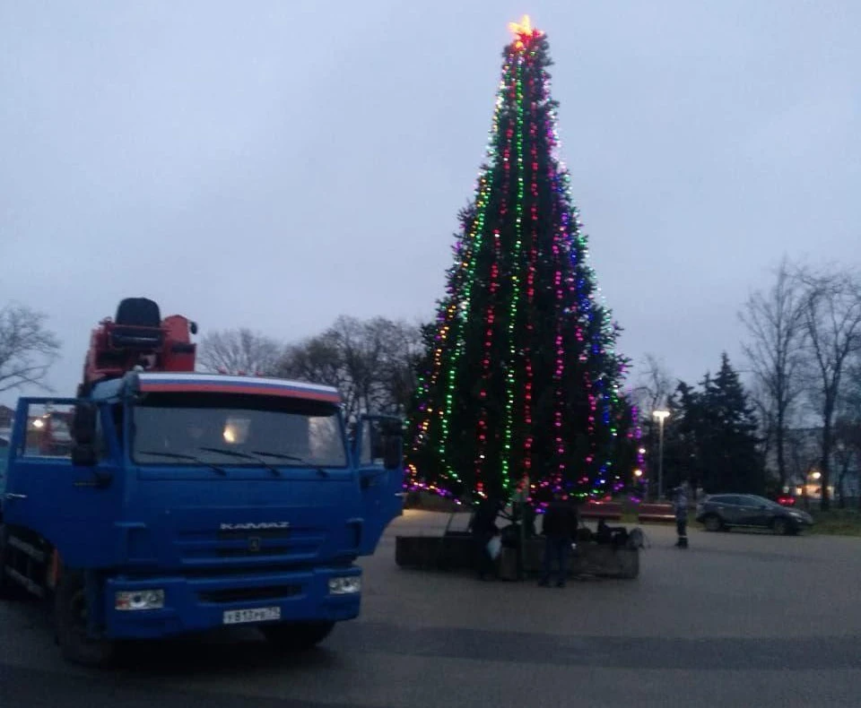 Туляки установили новогоднюю елку в Мариуполе