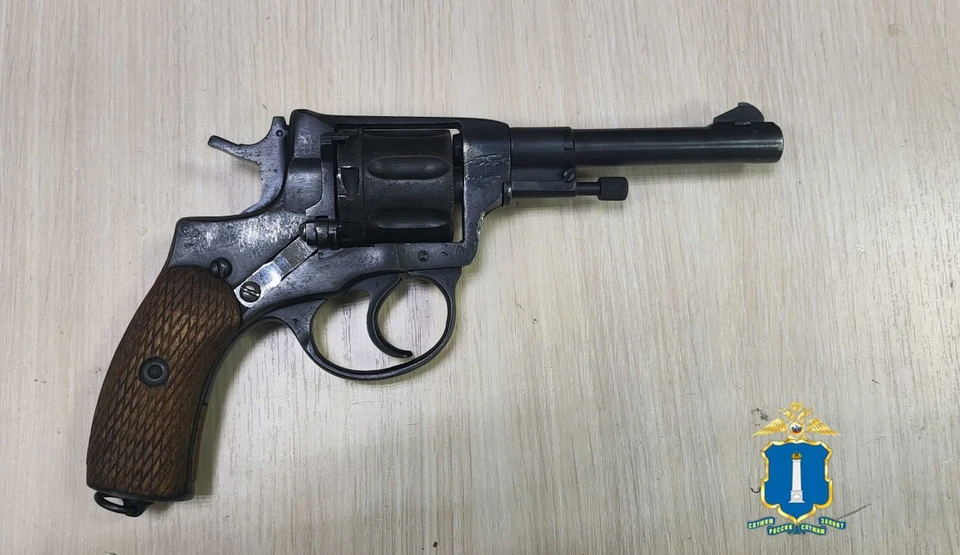 Ульяновские полицейские во время семейной ссоры нашли под кроватью пистолет | ФОТО: УМВД России по Ульяновской области
