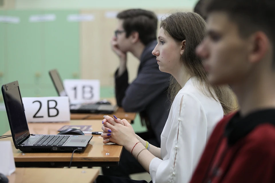 Красноярск. Ученики перед началом единого государственного экзамена по информатике.