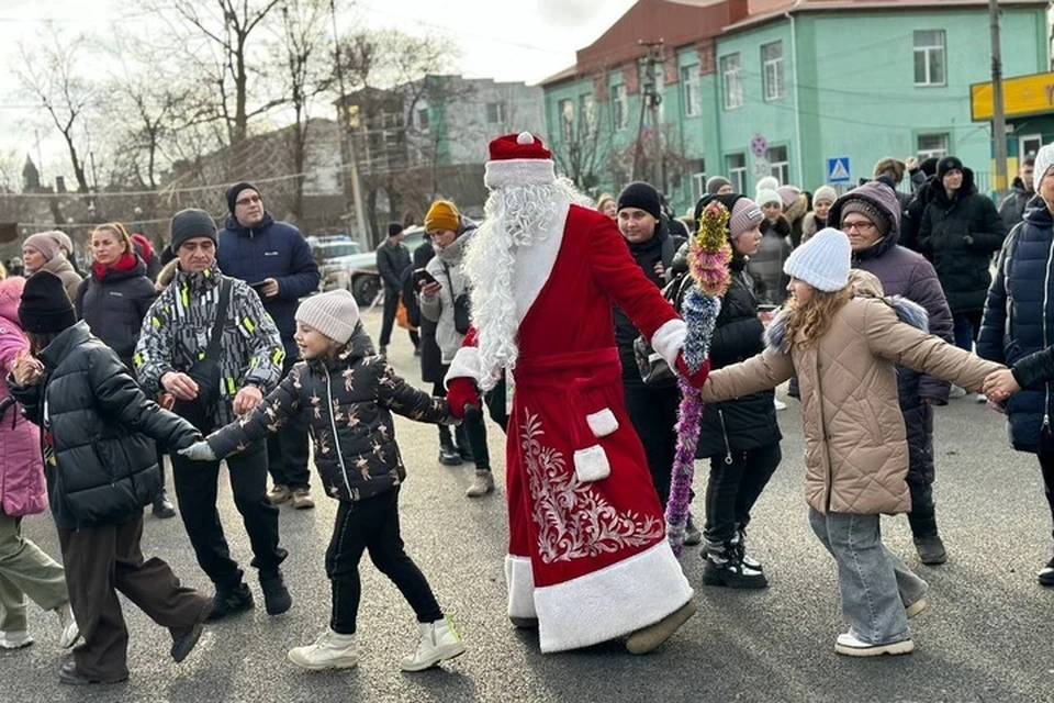 В праздничной атмосфере 25 декабря открыли главную новогоднюю елку Херсонской области в Геническе. ФОТО: министерство культуры Херсонской области