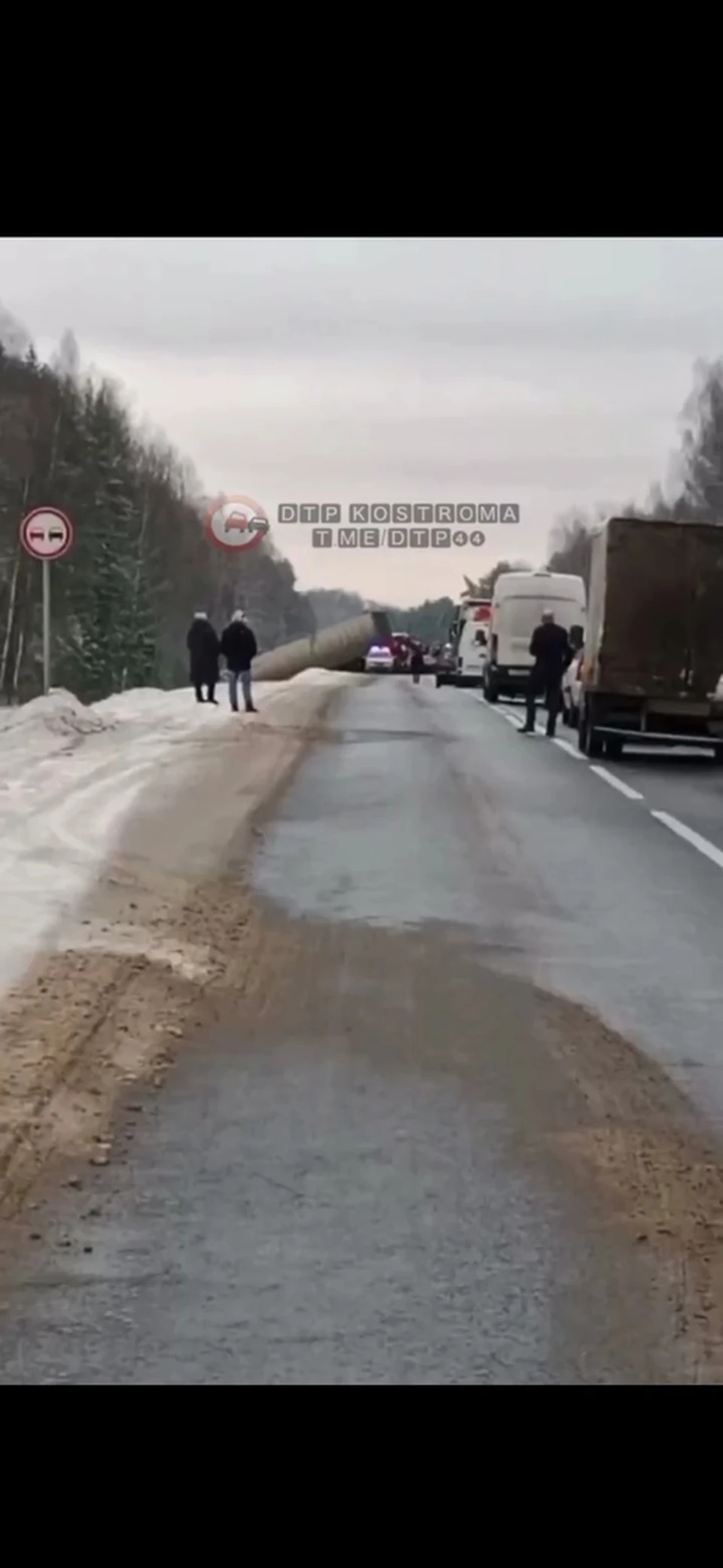 Фура эпично съехала в кювет на костромском участке федеральной трассы -  KP.RU