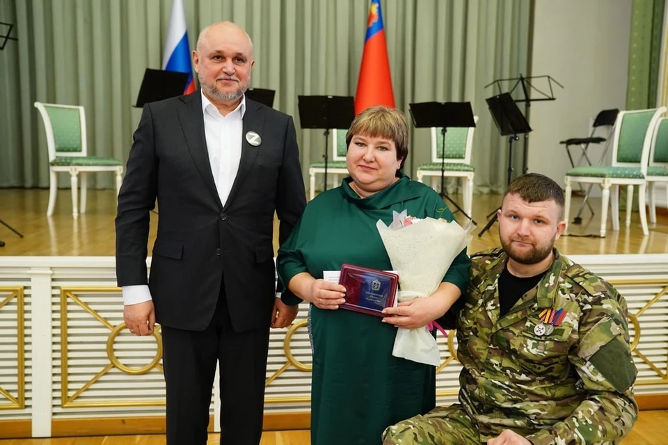 Сергей Цивилев наградил активистов, поддерживающих участников СВО. Фото: пресс-служба АПК.