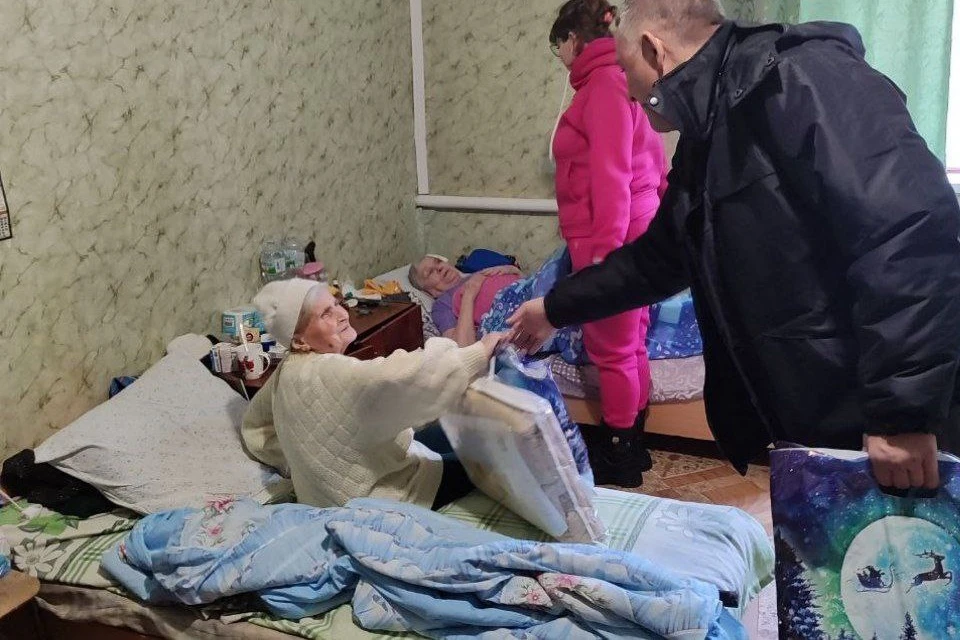 Подопечным Каховского гериатрического пансионата подарили новогодние наборы Фото: администрация Голопристанского округа.