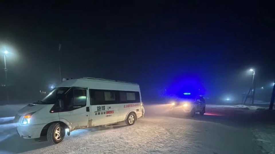 Автомобиль граждан Китая не выдержал якутских холодов. Фото: скриншот видео t.me/IrinaVolk_MVD