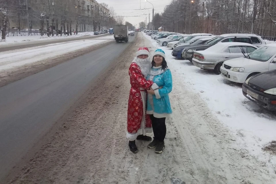 Водитель и кондуктор новосибирского троллейбуса переоделись в новогодних волшебников. Фото: предоставлено Катериной