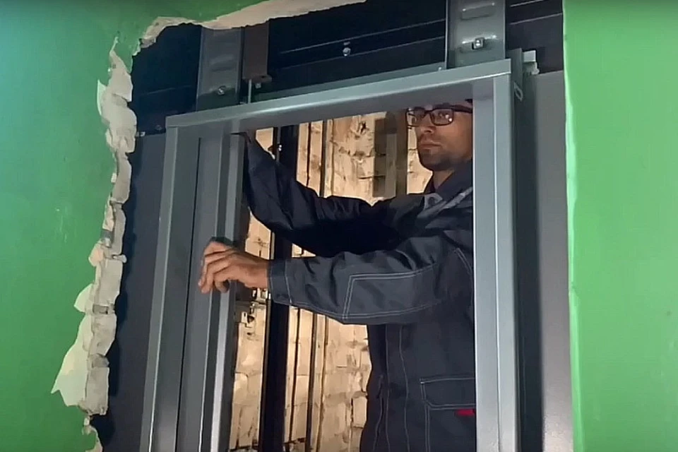 Монтажом оборудования занимаются специалисты Щербинского лифтостроительного завода. Фото: Скриншот видео Минстрой ДНР