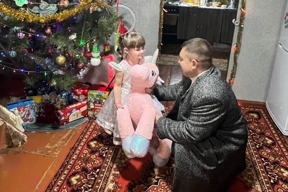 Дима и Соня из Луганска получили от первого зампредседателя Народного совета ЛНР Андрея Сопельника робота и единорога. Фото - "Единая Россия" ЛНР