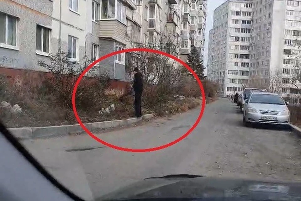 Подозрительный мужчина попал на видео.