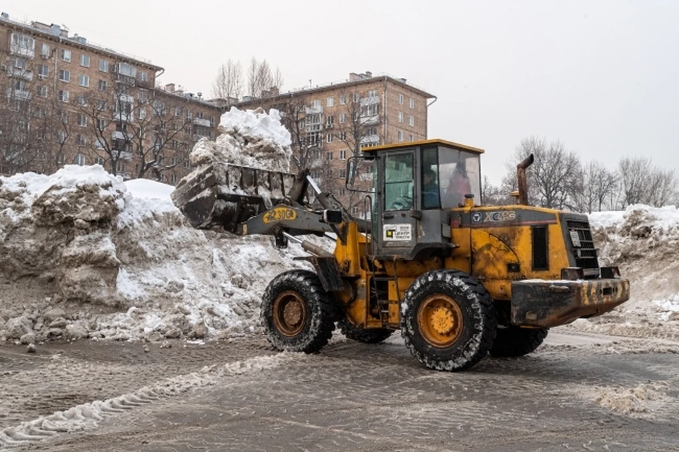 Убирающий снег трактор наехал на мужчину в Нижнем Новгороде 31 декабря.