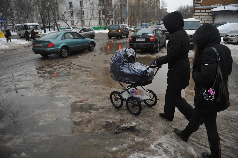 В слякотную погоду надо утроить внимание и водителям, и пешеходам.