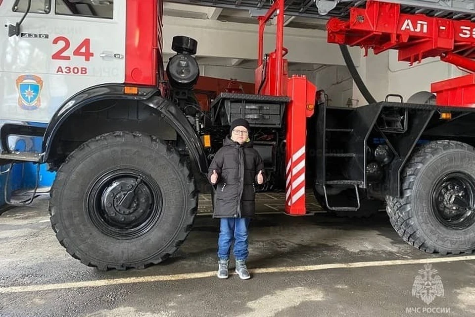 Азовские пожарные провели для школьника отдельную экскурсию. Фото: МЧС по Ростовской области.