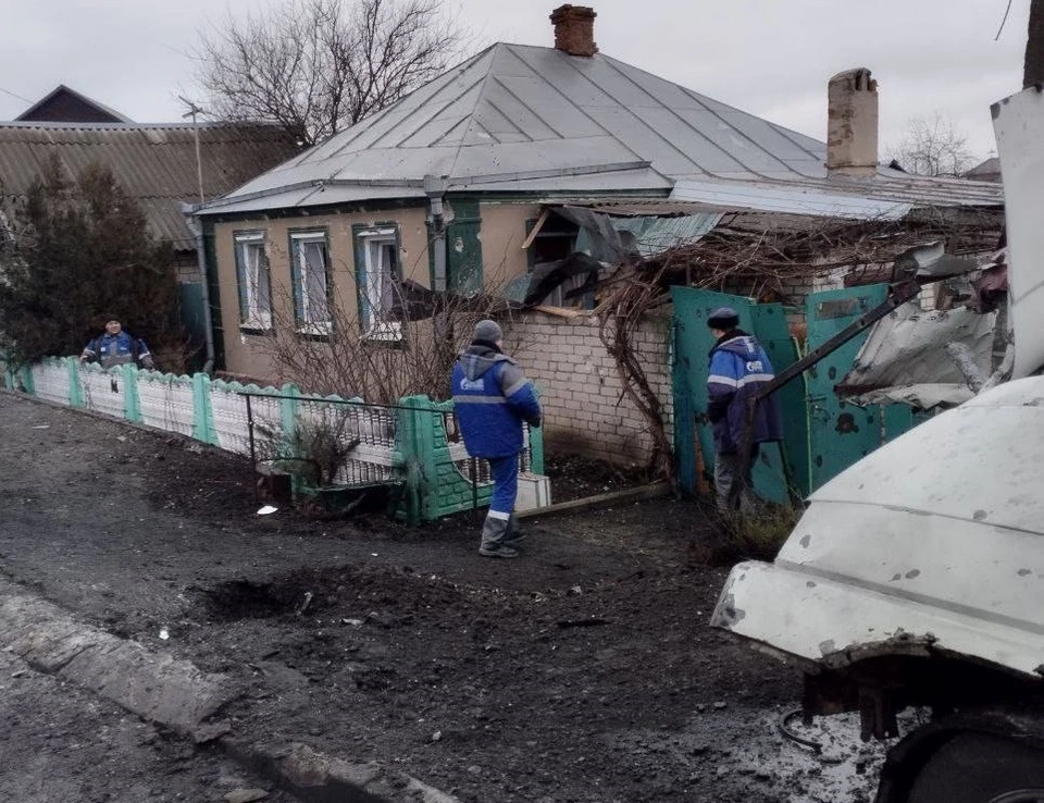 Зафиксированы повреждения нескольких частных домов, четырех машин и одного автобуса.