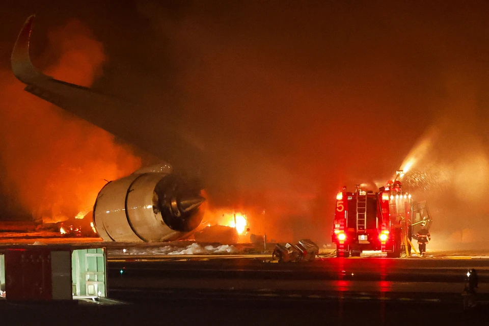 Несмотря на попытки пожарных бригад погасить пламя, охватившее пассажирский лайнер, воздушное судно полностью сгорело