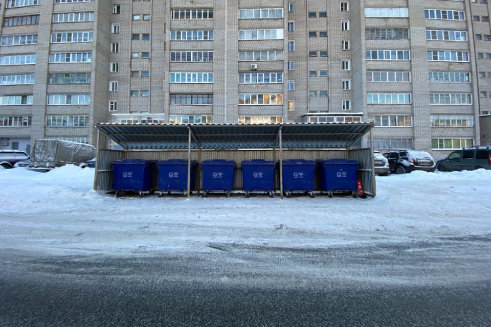 В местах, где ранее отмечались переполнения контейнеров, установили дополнительные мусоросборники. Фото: vk.com/regoperator43