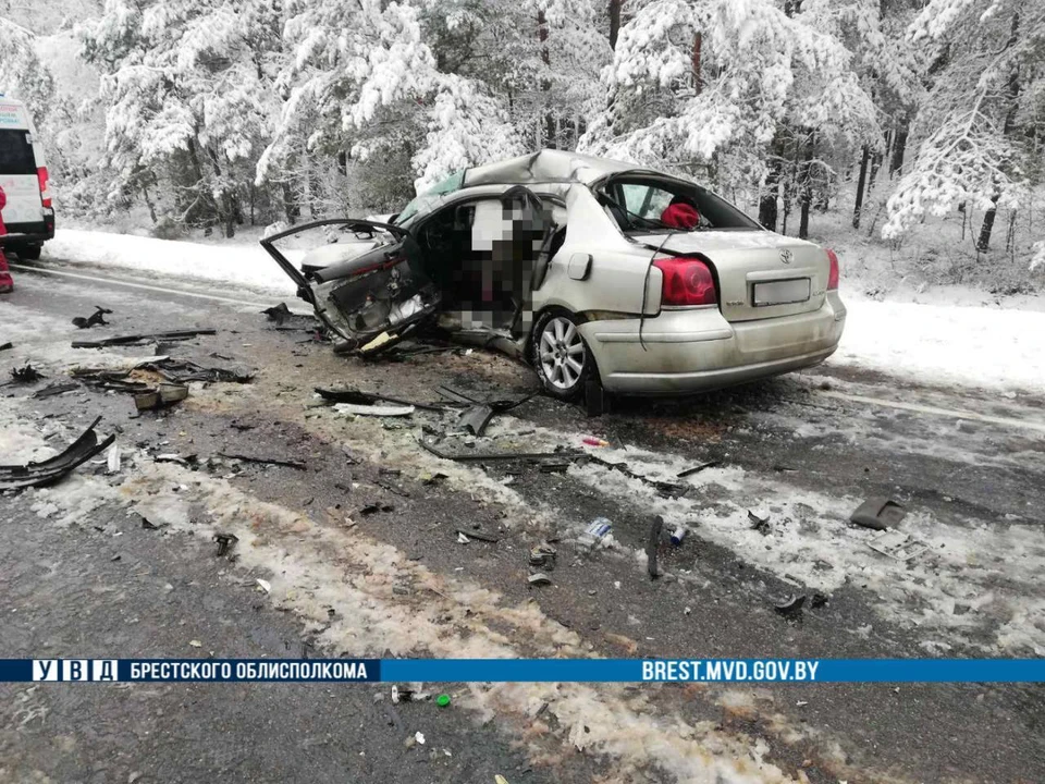 Водитель Toyota попал в занос и погиб, вылетев на встречку и врезавшись в машину в Кобринском районе. Фото: телеграм-канал УВД Брестского облисполкома