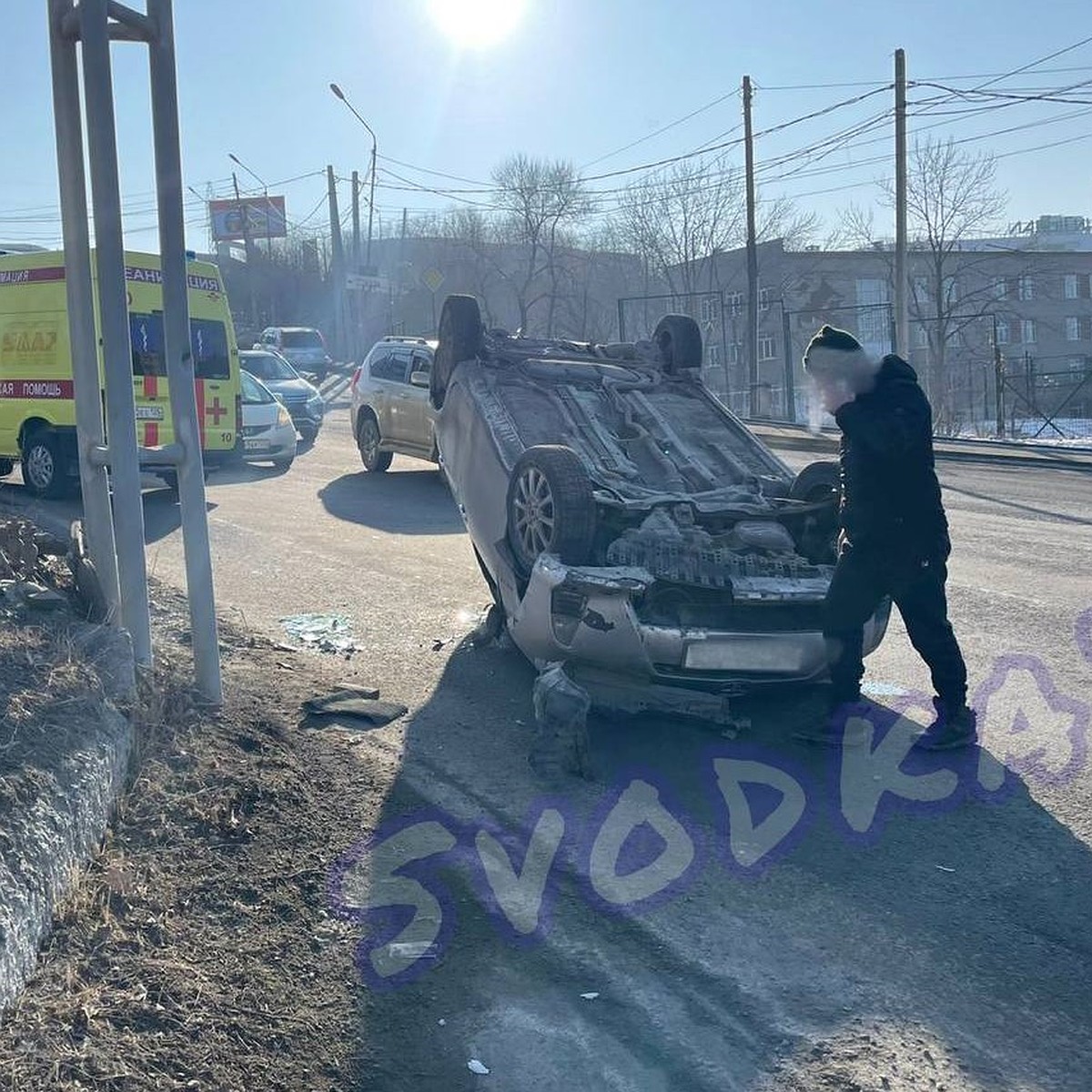 Кругом битые стекла, рядом скорая: ДТП с перевернутым авто произошло в  Приморье - KP.RU