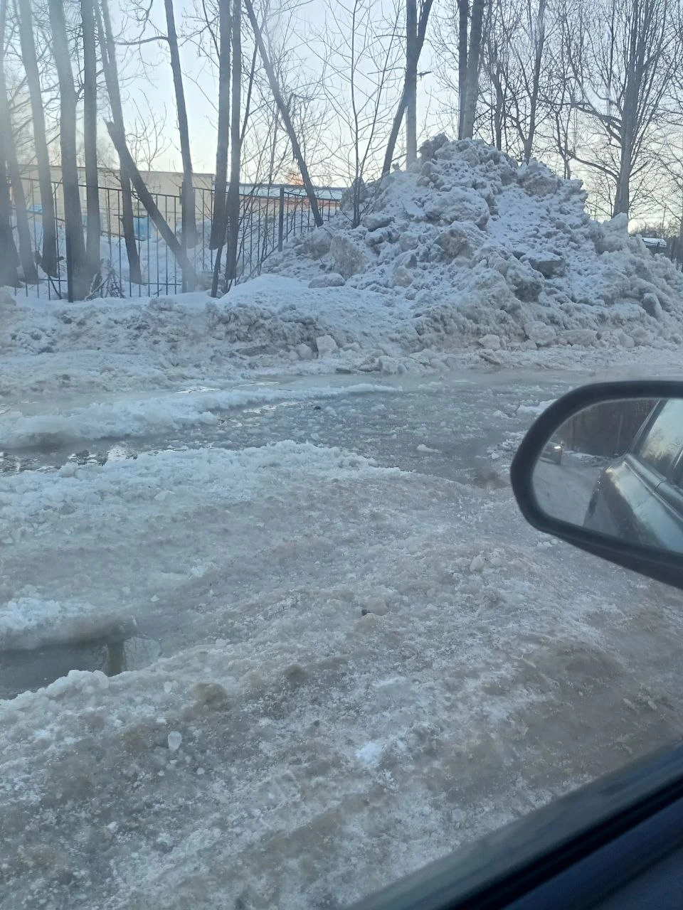 Власти пообещали снова пригнать технику для расчистки.