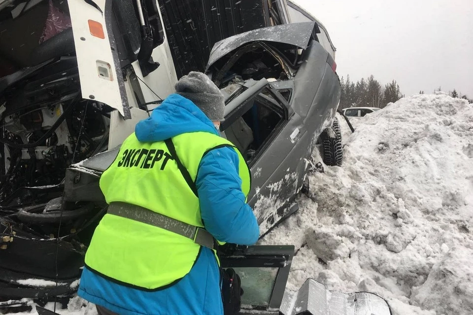 Под Красноярском легковой автомобиль раздавило двумя грузовиками. Фото: ГИБДД