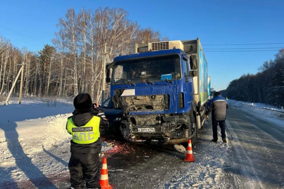 Водитель автомобиля Haima влетел в грузовик. Фото: ГИБДД по Свердловской области