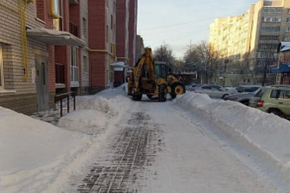 В Ленинском районе Ярославля дорожные службы убирают дворы