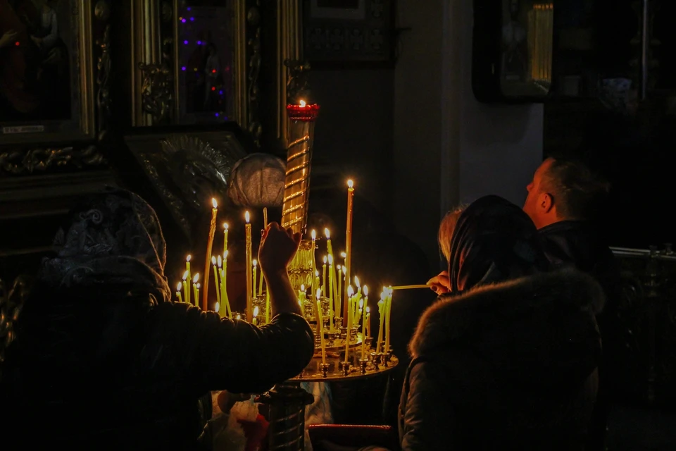 В Донецке в Рождественский сочельник под грохот взрывов прошла служба (архив)