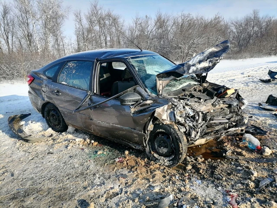 Фото: В Татищевском районе столкнулись KIA и «Гранта» - четверо госпитализированы