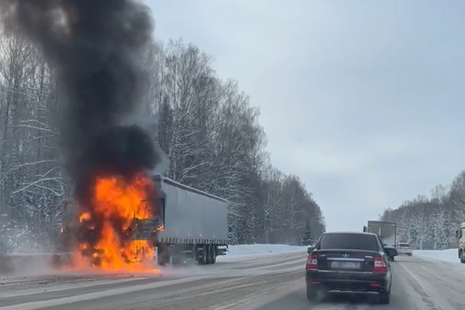 Машина загорелась неподалеку от села Черемушки. Фото: kommersant.ru, очевидцы