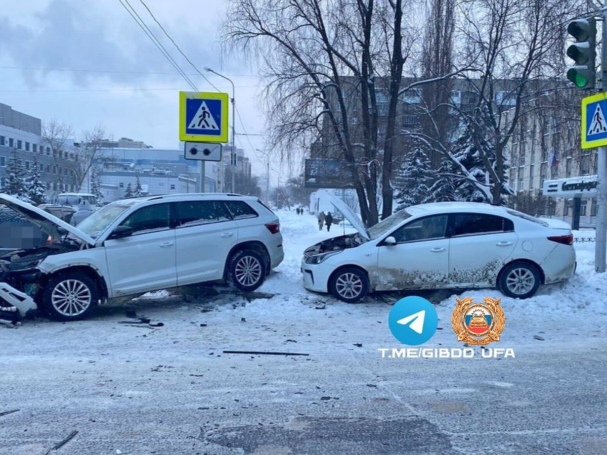 На уфимской улице Кирова в аварии с Kia Rio и Skoda Karoq пострадали  пассажир и пешеход - KP.RU