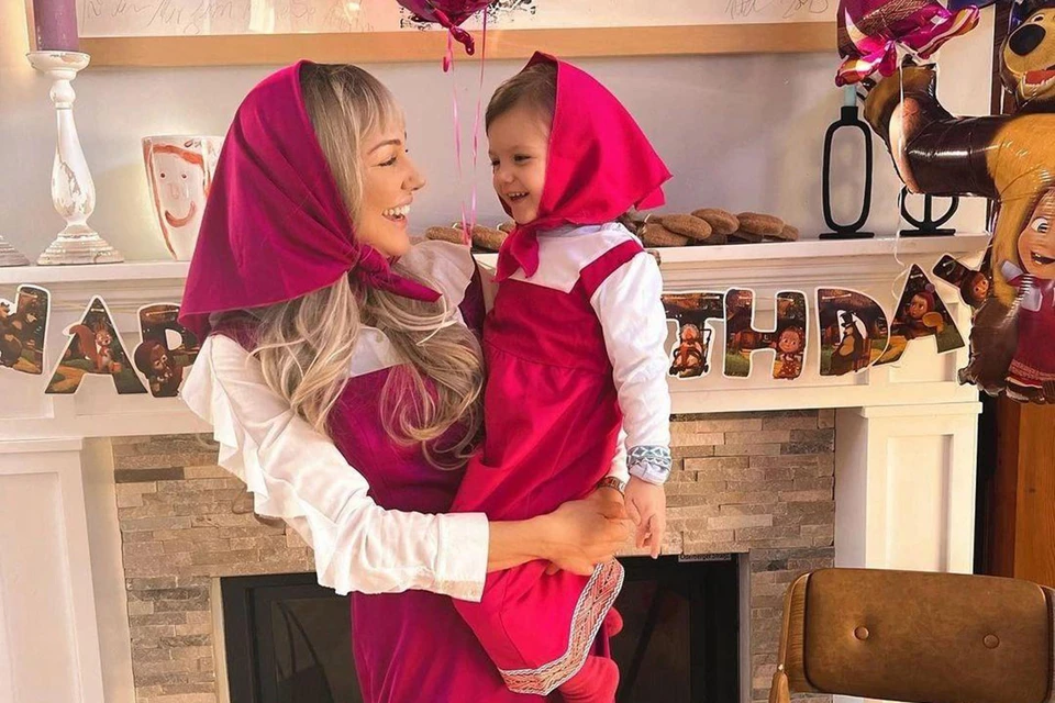 Звезда сериала «Великолепный век» сшила на заказ сарафаны и косынки для себя и дочери — как у Маши из мультсериала. Фото: социальные сети Мерьем Узерли.