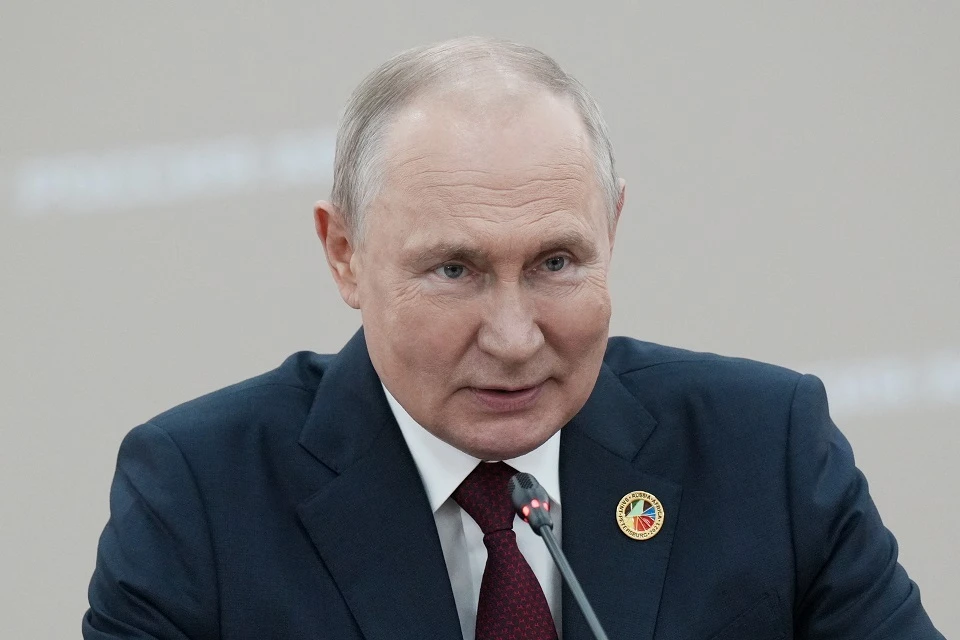 Владимир Путин прокатился по Анадырю на тюменском снегоболотоходе «Хищник»