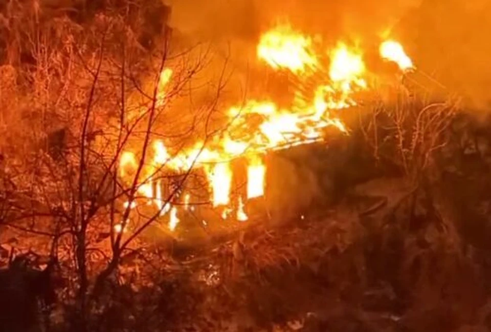 Здание полностью охвачено пламенем.