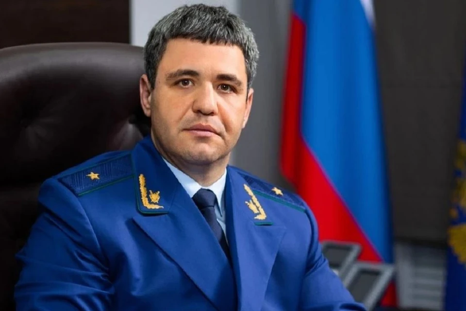 Александру Бучману подарили пистолет в честь Дня прокуратуры. Фото: прокуратура НСО.