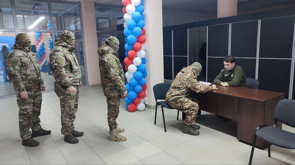 Военные из ЛНР оставили свои подписи в поддержку Владимира Путина