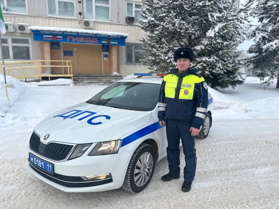 В Сыктывкаре полицейские помогли водителю, у которого сломалась машина. Фото: МВД по Коми.