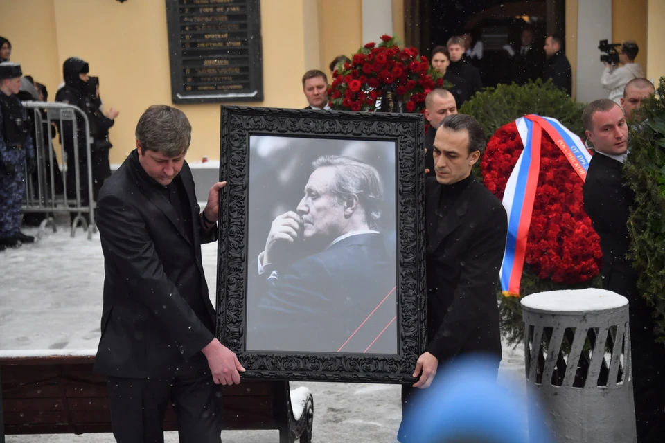 Юрия Соломина похоронили рядом с женой на Троекуровском кладбище в Москве