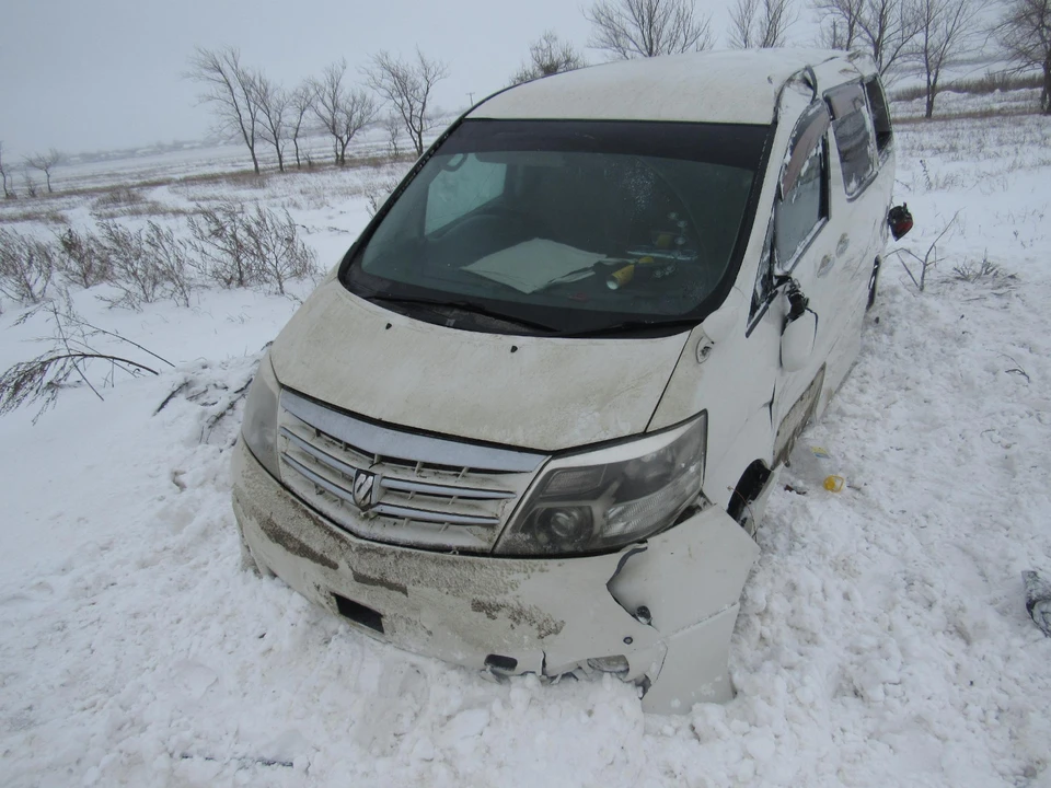 Фото: В Дергачевском районе Toyota слетела с дороги - пострадали два человека
