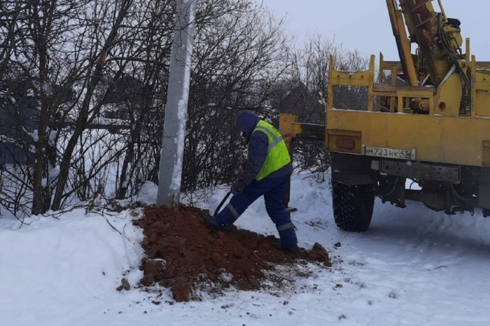Подрядчик строит линии наружного освещения. Фото: киров.рф