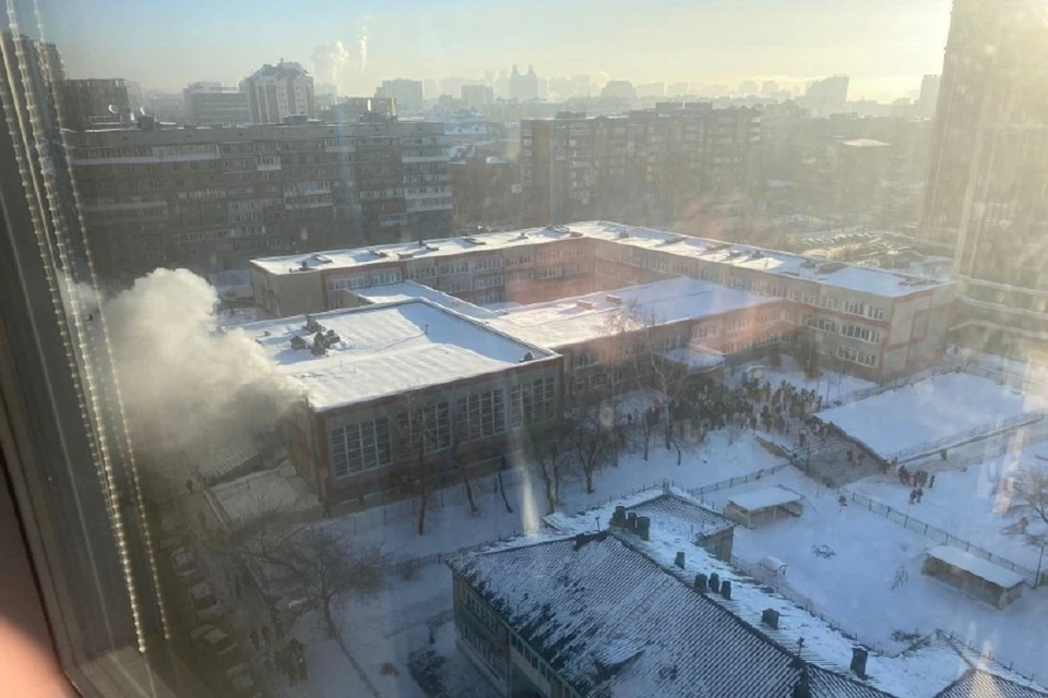 Пожар случился в гимназии № 10 в Новосибирске. Фото: предоставлено очевидцами.