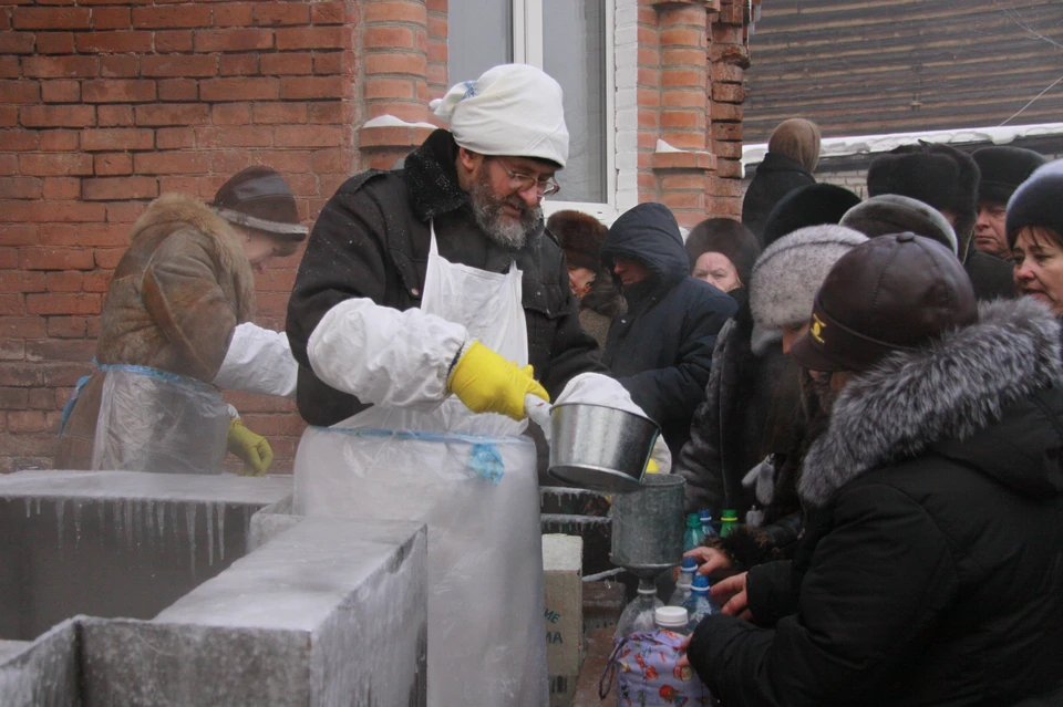 За крещенской водой выстраиваются огромные очереди