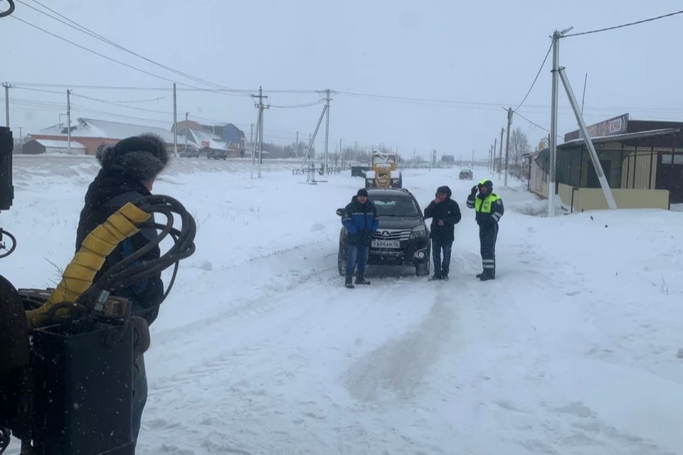Полицейские совместно с сотрудниками ЖКХ Ташлинского района помогли водителю.