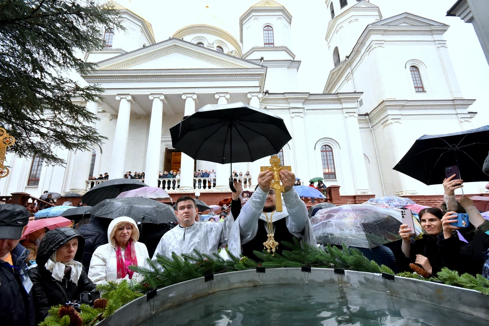 Чин освящения воды в Симферополе прошел в кафедральном Свято-Александро-Невском соборе